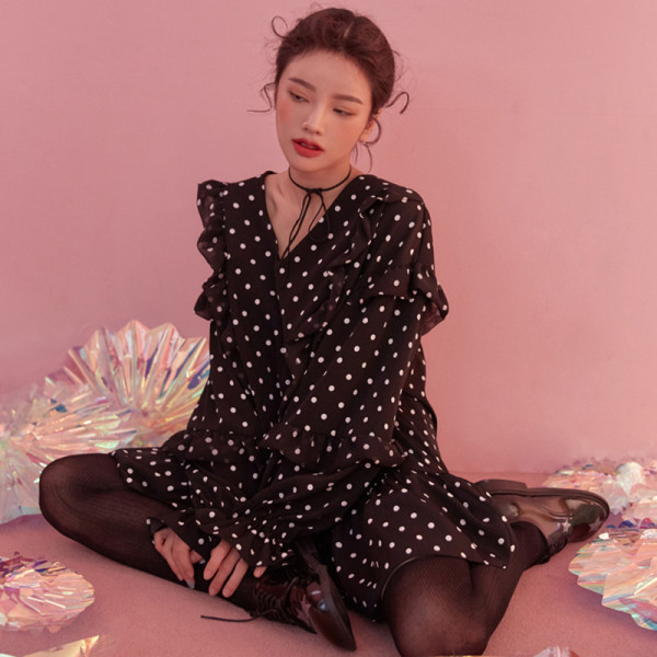 Moodne täppidega laia mudeli ja pikkade varrukatega naiste kleit