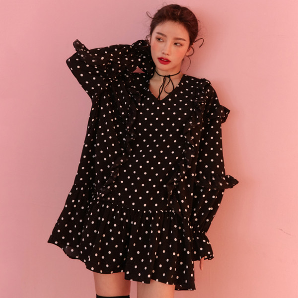 Moodne täppidega laia mudeli ja pikkade varrukatega naiste kleit