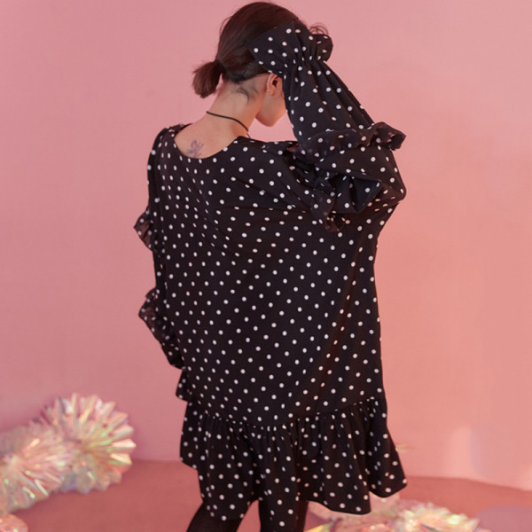 Moodne täppidega laia mudeli ja pikkade varrukatega naiste kleit