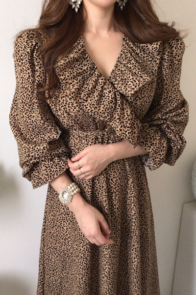 Praegune spitsikaelusega ja loomamustriga naiste kleit