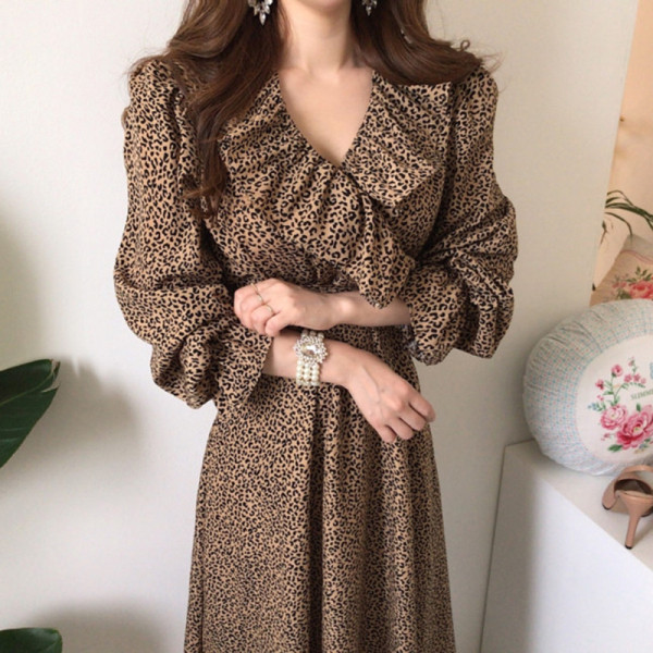 Praegune spitsikaelusega ja loomamustriga naiste kleit