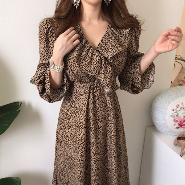 Praegune spitsikaelusega ja loomamustriga naiste kleit