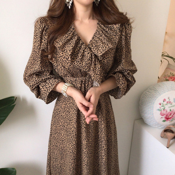 Praegune spitsikaelusega ja loomamustriga naiste kleit