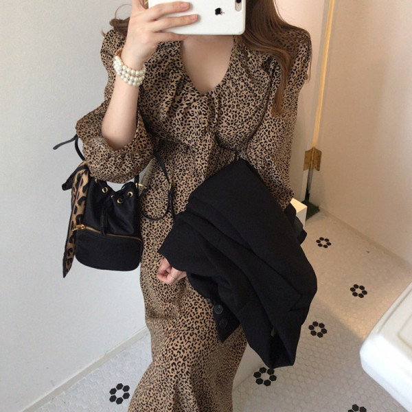 Praegune spitsikaelusega ja loomamustriga naiste kleit