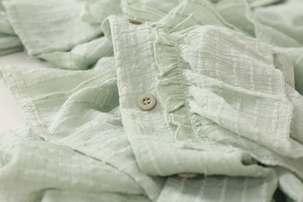 Modern női ing széles ujjal és spitz nyakkivágással