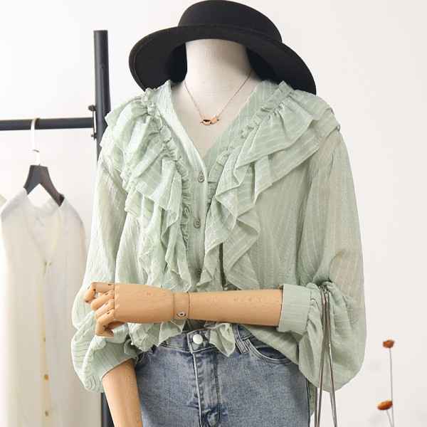 Modern női ing széles ujjal és spitz nyakkivágással