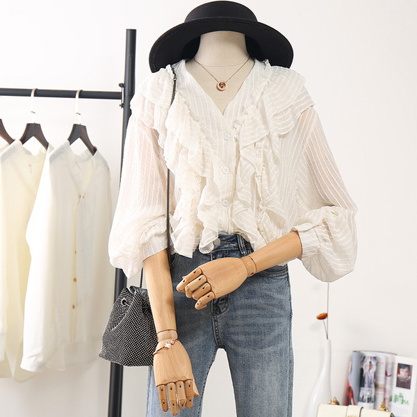 Modern női ing széles ujjal és spitz nyakkivágással