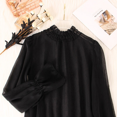 Moodne naiste šifoonist pluus madala täpilise kraega