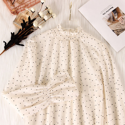 Moodne naiste šifoonist pluus madala täpilise kraega