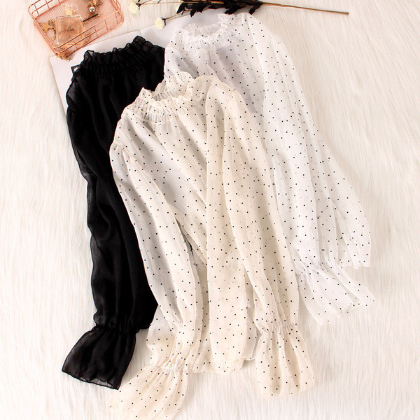 Moodne naiste šifoonist pluus madala täpilise kraega