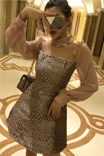 Praegune naiste lõikega pikkade varrukate ja pitsiga kleit