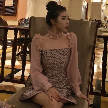 Praegune naiste lõikega pikkade varrukate ja pitsiga kleit