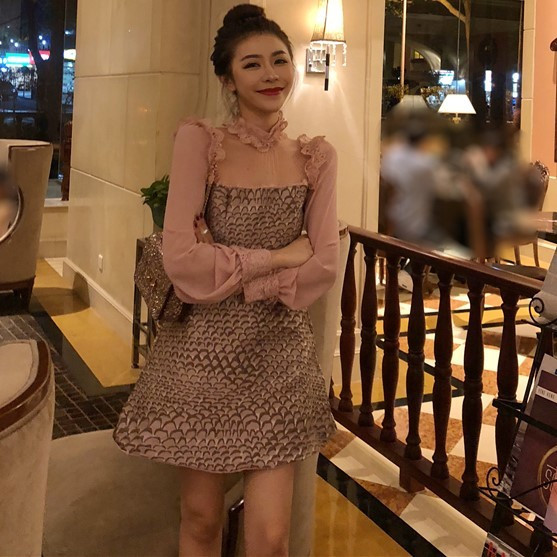 Praegune naiste lõikega pikkade varrukate ja pitsiga kleit