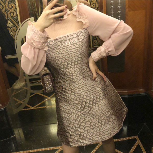 Praegune naiste lõikega pikkade varrukate ja pitsiga kleit