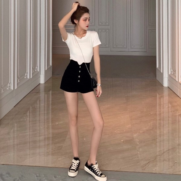 Naiste kõrge vöökohaga lühikesed püksid ja nööbid