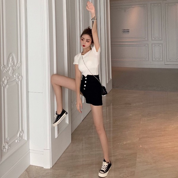 Naiste kõrge vöökohaga lühikesed püksid ja nööbid