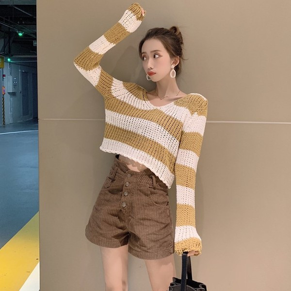 Naiste kõrge vöökoha ja nööpidega velvetist lühikesed püksid