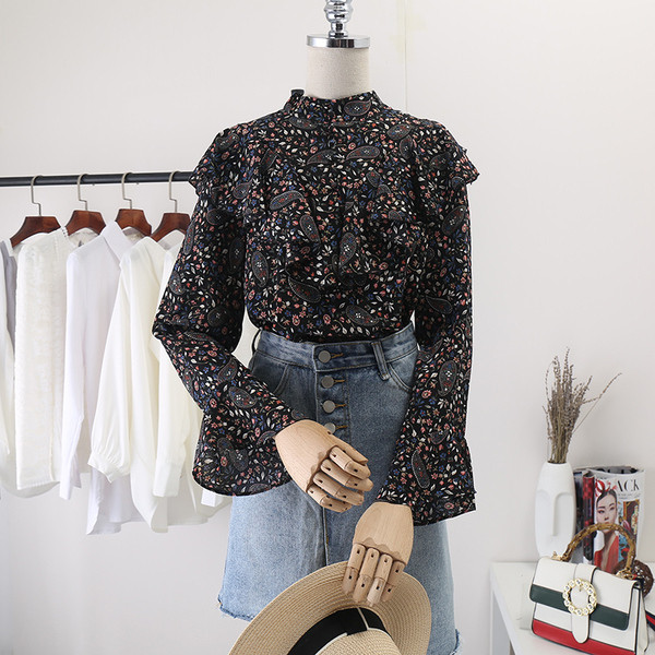 Naiste polokrae, laiade varrukate ja lillemotiividega särk