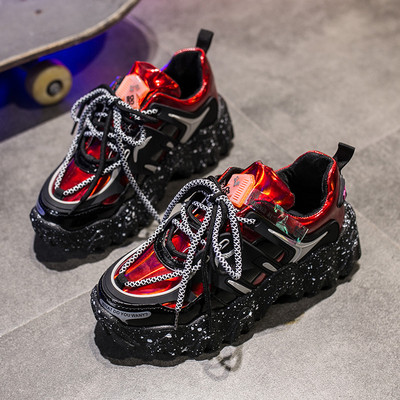 Új rugós tornacipő modell fűzős és durva talpú