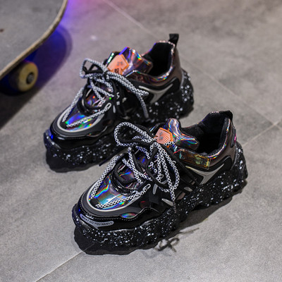 Új rugós tornacipő modell fűzős és durva talpú