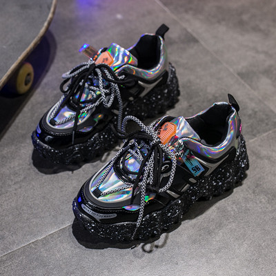 Új rugós tornacipő modell fűzős és durva talpú