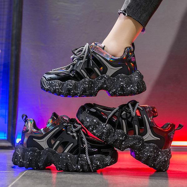 Új rugós tornacipő modell fűzős és durva talpú