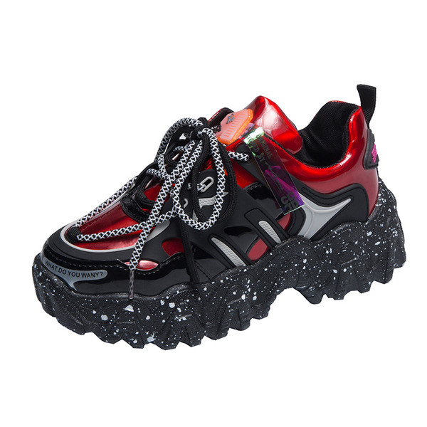 Új rugós tornacipő modell fűzős és durva talpú