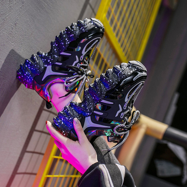 Új rugós tornacipő modell fűzős és durva talpú