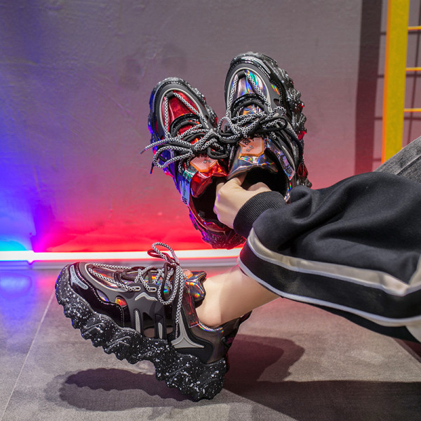 Új rugós tornacipő modell fűzős és durva talpú