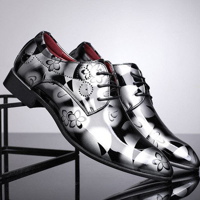 Modernus vyriškas smailus modelis su raišteliais