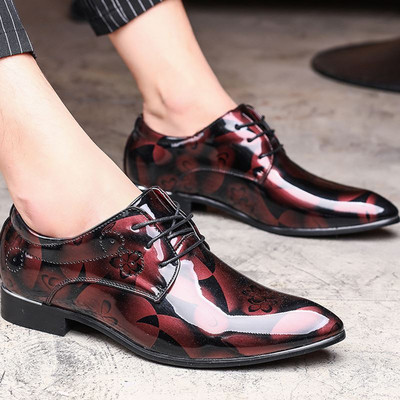 Modernus vyriškas smailus modelis su raišteliais