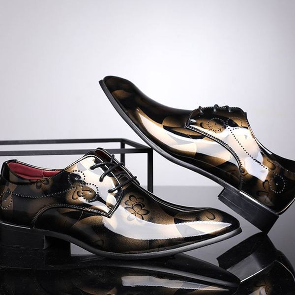 Modernus vyriškas smailus modelis su raišteliais