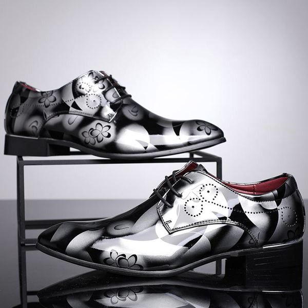 Modernus vyriškas smailus modelis su raišteliais