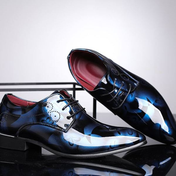 Modernus vyriškas smailus modelis su raišteliais