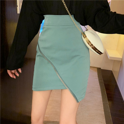 Praegune naiste seelikumudel kõrge vöökoha ja lukuga