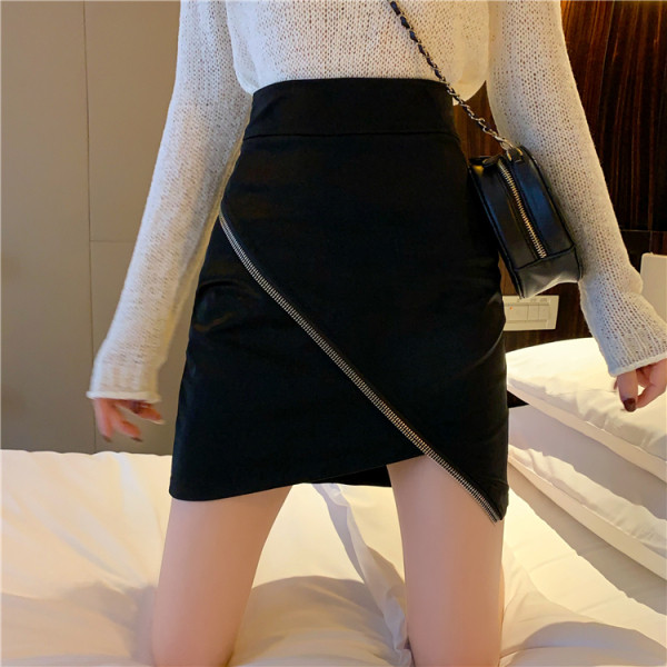 Praegune naiste seelikumudel kõrge vöökoha ja lukuga