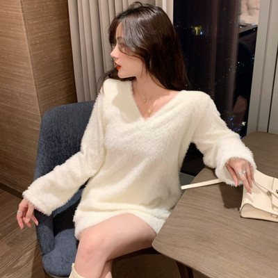 Γυναικείο χνουδοτό πουλόβερ  με λαιμόκοψη και μακρύ μανίκι