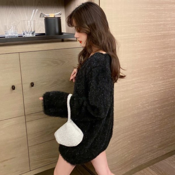 Γυναικείο χνουδοτό πουλόβερ  με λαιμόκοψη και μακρύ μανίκι