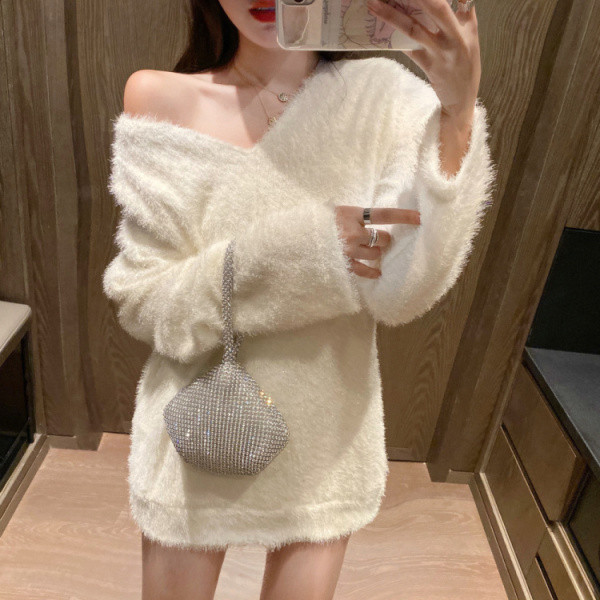 Γυναικείο χνουδοτό πουλόβερ  με λαιμόκοψη και μακρύ μανίκι