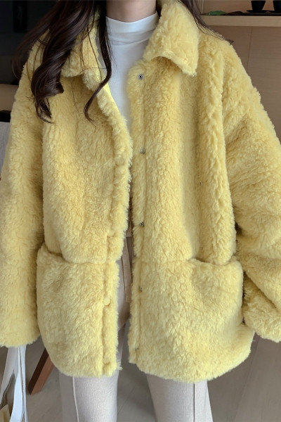 Naiste sulejope lai mudel klassikalise krae ja taskutega