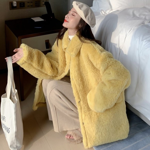 Naiste sulejope lai mudel klassikalise krae ja taskutega