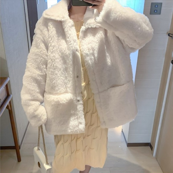 Naiste sulejope lai mudel klassikalise krae ja taskutega