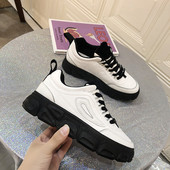 Modern női tornacipő fűzővel és durva talppal