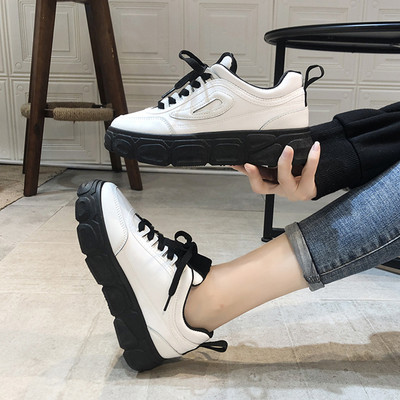 Modern női tornacipő fűzővel és durva talppal