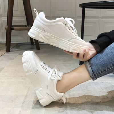 Modern női tornacipő fűzővel és durva talppal