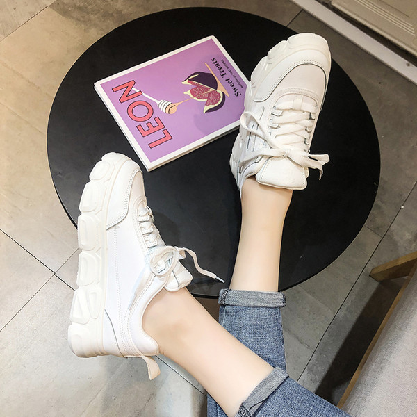 Modern női tornacipő fűzővel és durva talppal