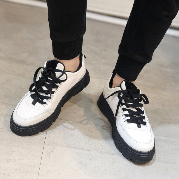 Modern női tornacipő fűzővel és durva talppal