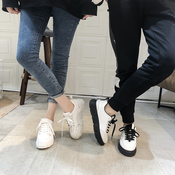 Modern női tornacipő fűzővel és durva talppal