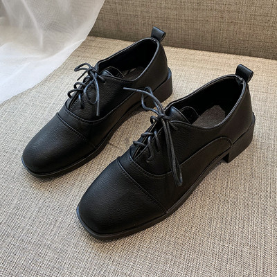 Naiste vabaajajalatsid kunstnahast paeltega