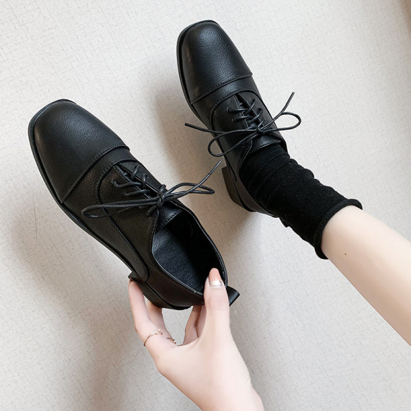 Naiste vabaajajalatsid kunstnahast paeltega